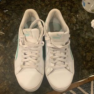 Excellent condition woman’s puma sneakers